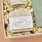 Load image into Gallery viewer, Luxury gift box for women. The Garden Gift Box. A well-being gift for mothers, friends or clients.
